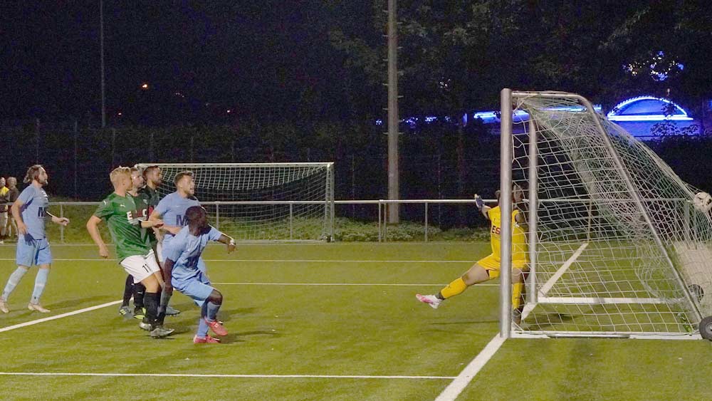 Sitter trifft per Fallrückzieher, Amouzouvi mit erstem Ballkontakt