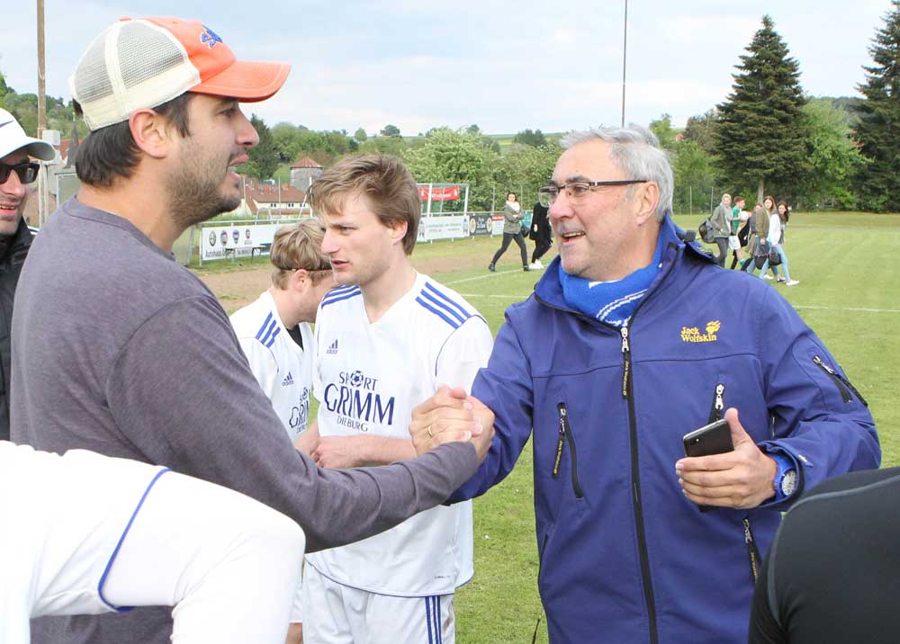 Spitzenreiter-Pleite, Kopfnuss, Polizeibesuch und Aushilfs-Schiri