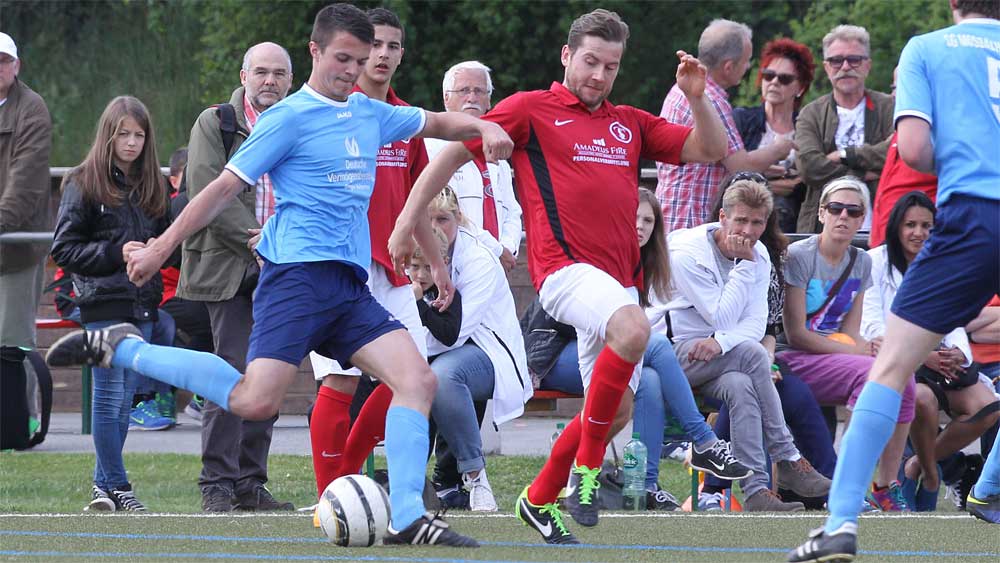 Daniel und Bernhard schießen Zimmerner Kartenhaus ab