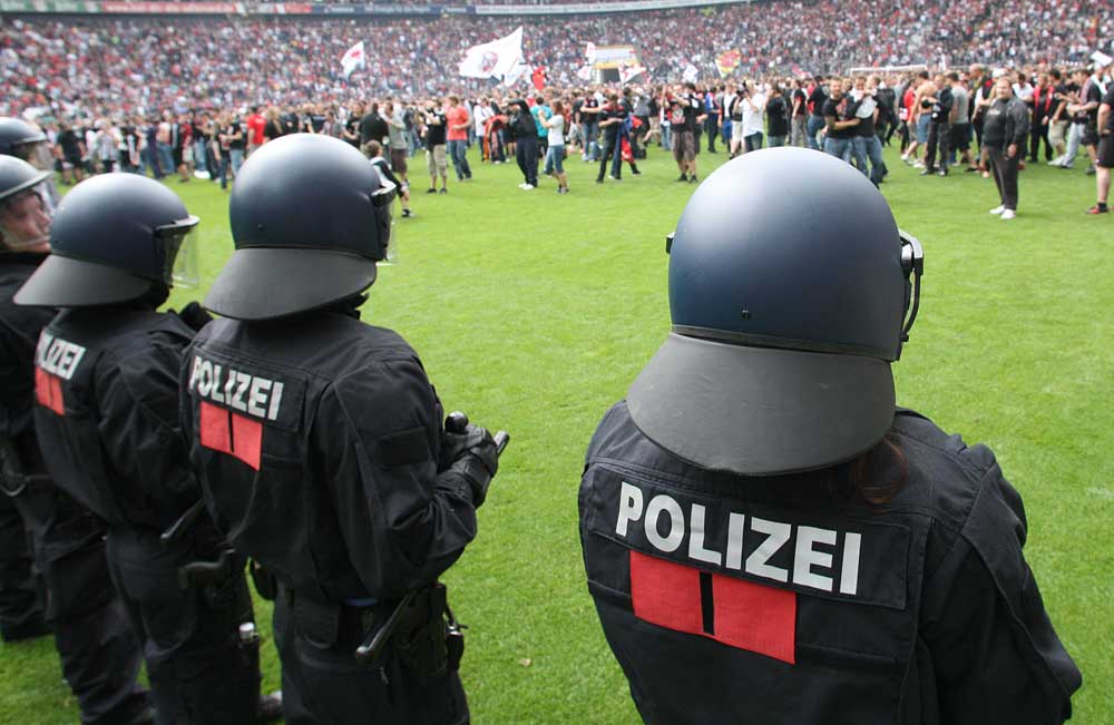 6 Polizeiautos schauen nach Abpfiff vorbei / Münster erholt