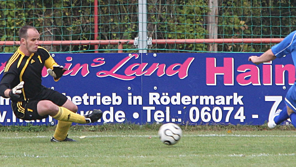 Torwart Mücke trifft mit Abschlag