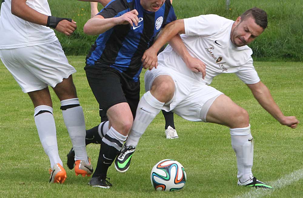 Karten, drei Elfer und viele Tore im Derby